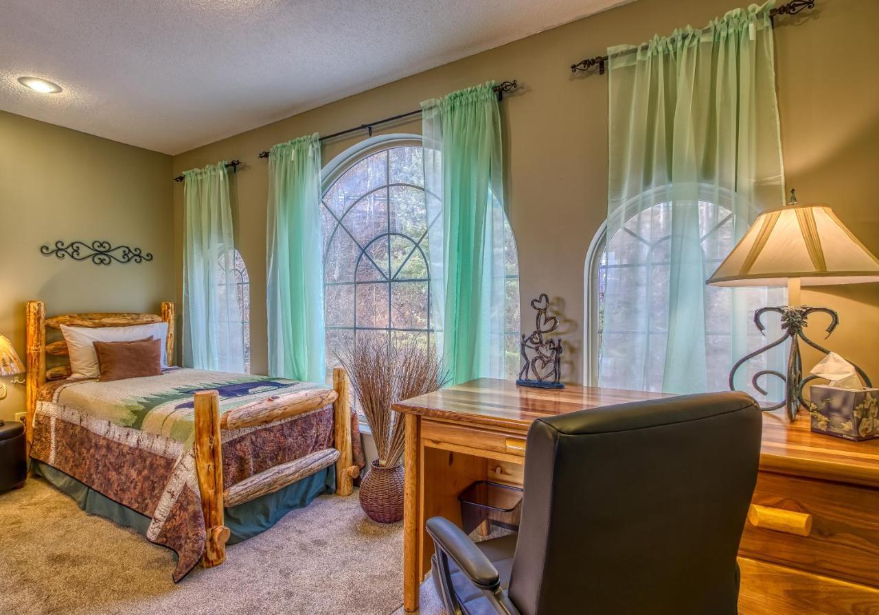 3 Decks, Mtn Views! Tree Tops By Honeybearcabins - Luxury Rain Showers, 3 King Suites, Xl Hottub, Fireplace, Bear Sightings 개틀린버그 외부 사진